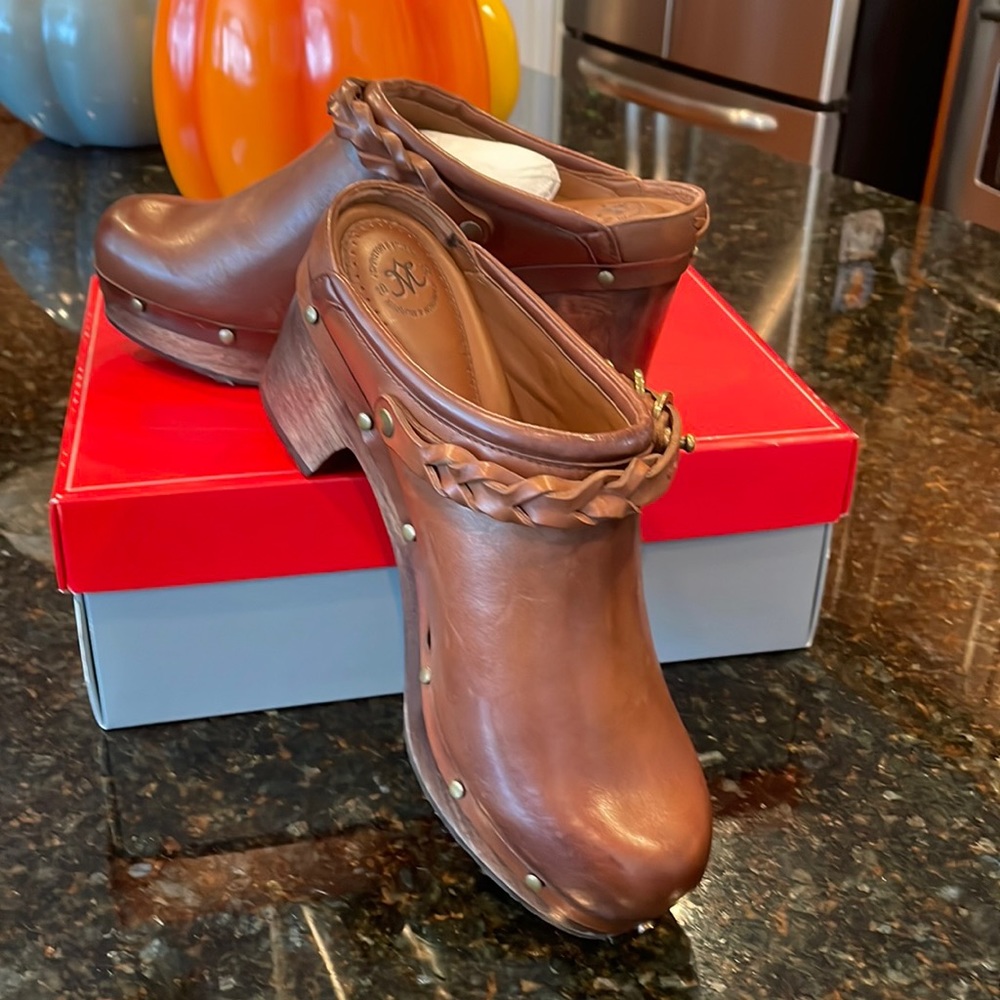 Johnston & Murphy Women’s leather clogs